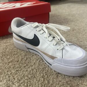 Women’s Nike Court Legacy Lift - 7.5